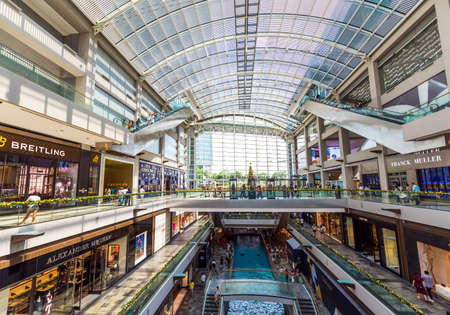 SINGAPORE - NOVEMBER 11, 2018: Shopping at the mallのeditorial素材