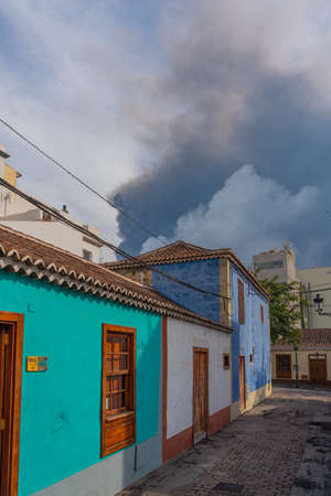 LOS LLANOS DE ARIDANE, SPAIN - NOVEMBER 10. 2021: Street in Los Llanos de Aridane, background the Cumbre Vieja volcanic eruption in La Palma Island Canary Islands, Spain.のeditorial素材