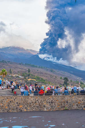 LOS LLANOS DE ARIANE, SPAIN NOVEMBER 10.2021: View point with people to the Cumbre Vieja volcano eruption on the Canary island of La Palma, verticalのeditorial素材