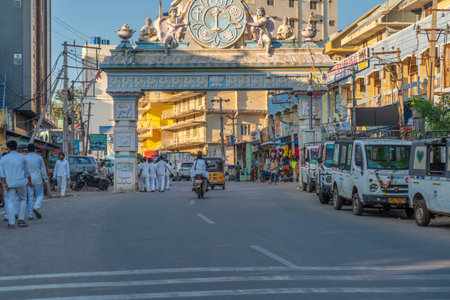 Jung Indian man in white closes walking along the road to the Sai Baba Ashramのeditorial素材
