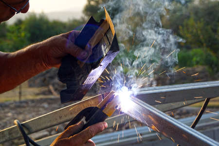 Working with electric welding on a metallic construction 