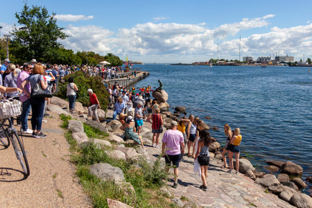 COPENHAGEN, DENMARK - JUNE 30, 2018: Tourist photographing the iconic The Little Mermaid brozne sculpture, taken on june 30, 2018 in Copenhagen, Denmarkのeditorial素材