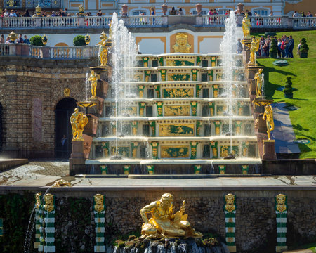 ST. PETERSBURG, RUSSIA - JULY 4, 2018: The grounds of the Peterhof Palace, UNESCO world heritage site, with fountains and gardens, taken on July 4 in St. Petersburg.のeditorial素材