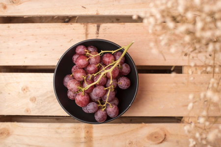 Red grapes in a bowlの写真素材