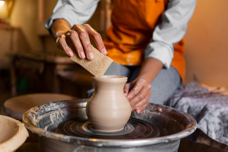 Close up artist doing potteryの素材