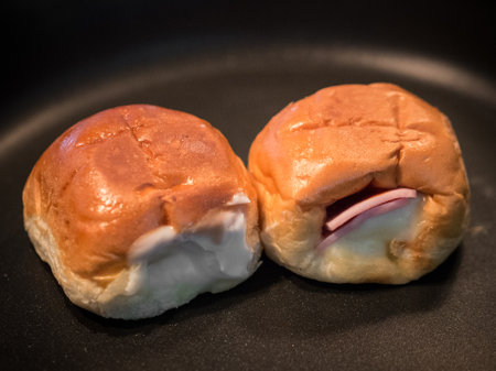 Grilling buns to make them warmer.の素材