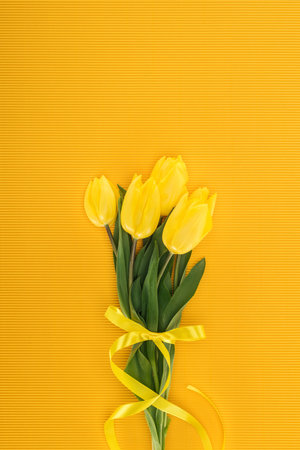 top view yellow tulip bouquetの素材