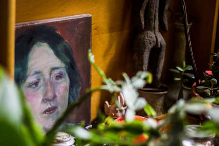 Vintage painting hiding behind some cute flowers with other artのeditorial素材