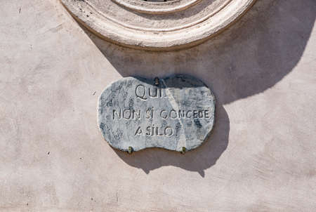 Tenth-century plate indicating the inability to accommodate foreigners