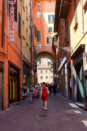 BOLOGNA, ITALIA - LUGLIO 22, 2017: centro storico in Via Clavature- Emilia Romagnaのeditorial素材