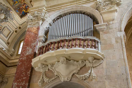 CAGLIARI, ITALIA - NOVEMBRE 9, 2013: Particolare degli interni della cattedrale di Santa Maria Assunta e di Santa Cecilia del quartiere castello di Cagliari - Sardegnaのeditorial素材