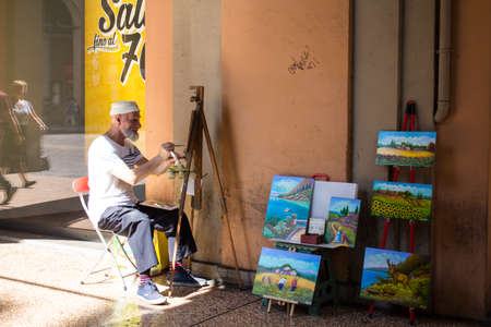 BOLOGNA, ITALY - JULY 22, 2017: Street artist in Via dell'Indipendenza - Emilia Romagnaのeditorial素材