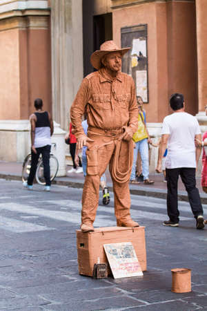 BOLOGNA, ITALY - JULY 22, 2017: Street artist in Via dell'Indipendenza - Emilia Romagnaのeditorial素材
