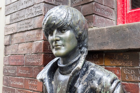 John Lennon statue in front of the Cavern Pub, Liverpool, UKのeditorial素材