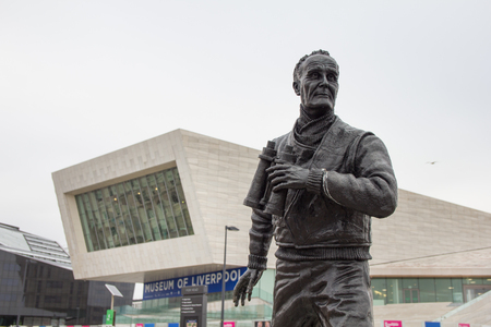 View of the Museum of Liverpool and statue of the Capitain Frederic John Walker in the Pier Headのeditorial素材