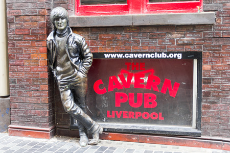 John Lennon statue in front of the Cavern Pub, Liverpool, UKのeditorial素材