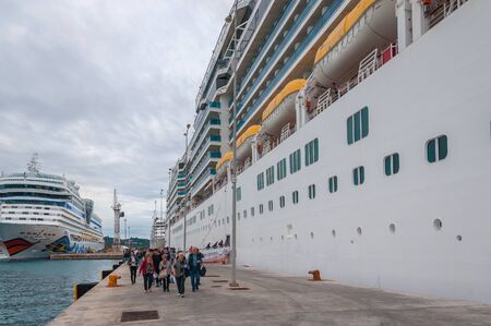 Passengers traveling to the boarding of large cruise ships, Corfu, Greeceのeditorial素材