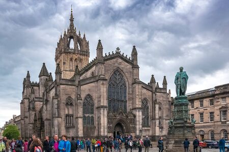 Crowded place in front of St Giles Cathedral, Edinburgh, Scotlandのeditorial素材