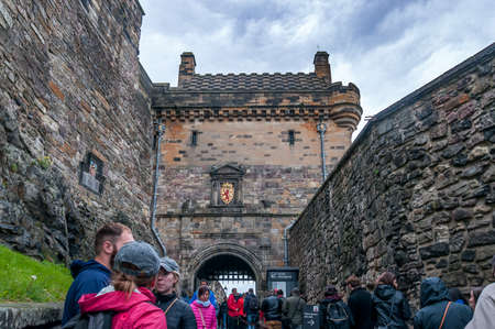 Crowded entrance of Edinburgh Castleのeditorial素材