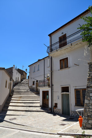 A small street between the old houses of Zungoli, an old town in the province of Avellino.のeditorial素材