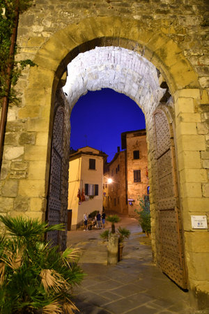 A street in the medieval neighborhood of Lucignano, a city in Tuscany.のeditorial素材