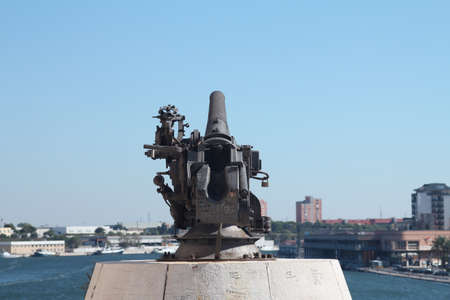 Old 30's cannon facing the port of Brindisi, Italy
の写真素材