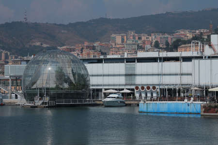 The sphere of Renzo Piano and the aquarium at the port of Genoa.
のeditorial素材