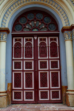 Decorated door of a church in Cuenca, Ecuador
の写真素材