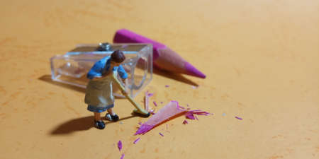 Photo 1 woman cleaning trash from pencil sharpener with negative spaceの写真素材