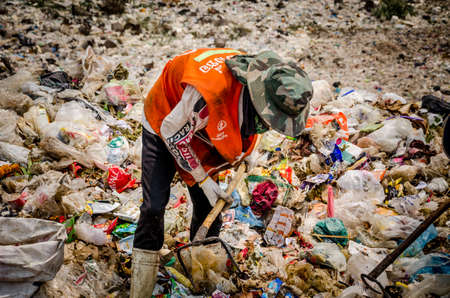RATCHABURI PROVINCE, THAILAND-MARCH 18: People working in Municipal waste disposal open dump process.  Dump site at Ratchaburi Province on MARCH 18 , 2016 in RATCHABURI PROVINCE THAILANDのeditorial素材