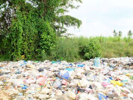 UTHAITANI PROVINCE, THAILAND-NOVEMBER 7 2016, Waste from household in waste landfill. People in dumping site in THAILANDのeditorial素材