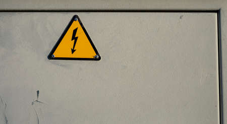 Danger signaling by electrocution in electrical equipment box