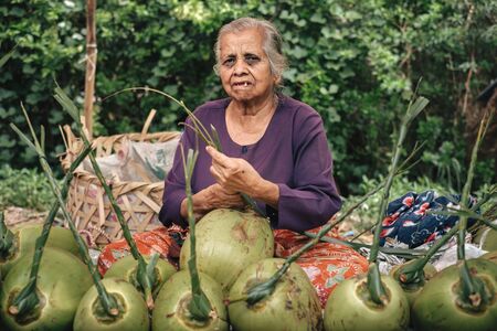 Kalaw, Myanmar - May 23, 2016: Authentic burmese woman selling fresh fruits on the street market in Burma.のeditorial素材