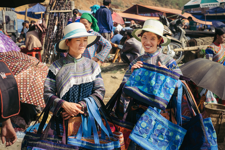 Bac Ha, Vietnam - April 4, 2016: Flower hmong tribe in colorful traditional clothing at Can Cau saturday market in Vietnamのeditorial素材