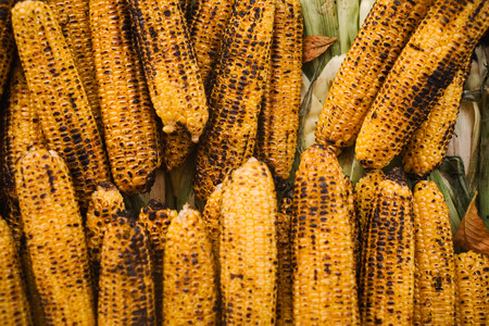 Grilled roasted corn on the table, turkish street food market, closeup, top viewの写真素材