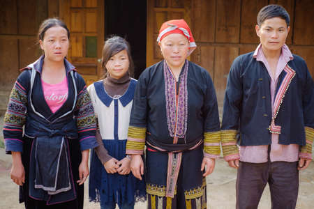 Red Dzao ethnic minority family near the home.のeditorial素材
