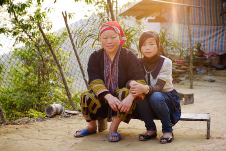 Red Dzao ethnic minority family near the home.のeditorial素材