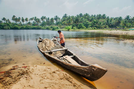 Indian man doing hard handwork in Alleppey backwatersのeditorial素材