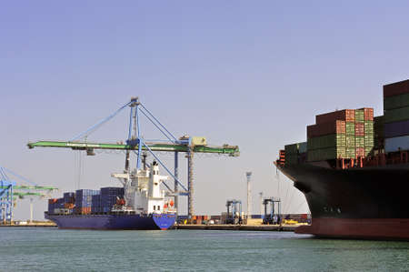 carry containers to quay in the wearing of Fos-sur-Mer beside Marseille to charge its cargo 