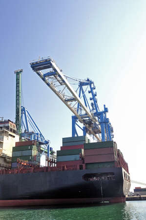 carry containers to quay in the wearing of Fos-sur-Mer beside Marseille to charge its cargo 
