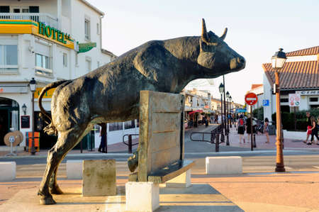 Vovo bull sculpture in the town of Saintes-Married-de-la-Mer in the Camargue centerのeditorial素材