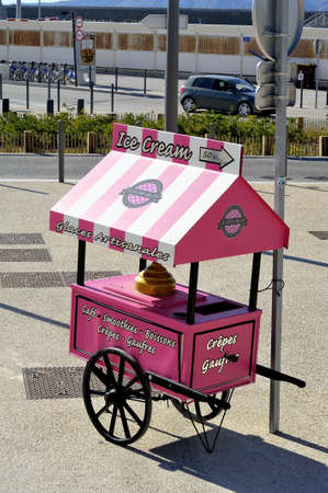 ice cream vendor cart on the sidewalk to indicate the direction to take to buy ice creamのeditorial素材