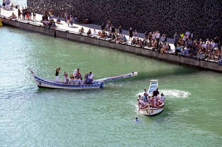 Jousting on the old port of Marseille to the delight of tourists of all nationalities.