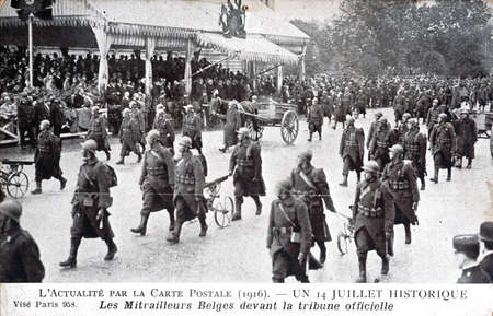 Paris, Paris, the news postcard 1916. A historic July 14, gunners Belgians before the official gallery.のeditorial素材