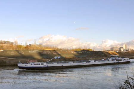 Barge carrying gas on the seine to Meudon towards Parisのeditorial素材