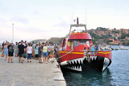 Collioure the Barracuda boardwalk boat with underwater vision boarding its passengers to go out at seaのeditorial素材