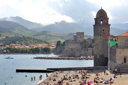 Collioure beach at the foot of the Saint-Vincent chapel with a view of the cityのeditorial素材