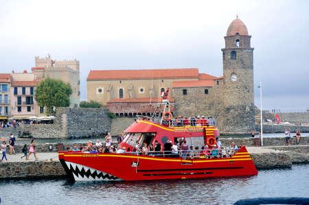 Collioure the Barracuda boardwalk boat with underwater vision boarding its passengers to go out at seaのeditorial素材