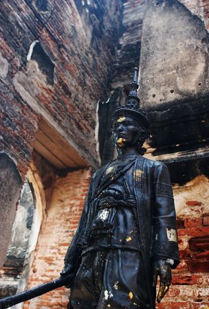 Statue of Chevalier De Chaumont presenting the letter of King Louis XIV to King Narai the Great at the Grand Palace of Ayutthaya in 1685.のeditorial素材