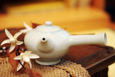 White Asian tea pot - shallow DOFの写真素材